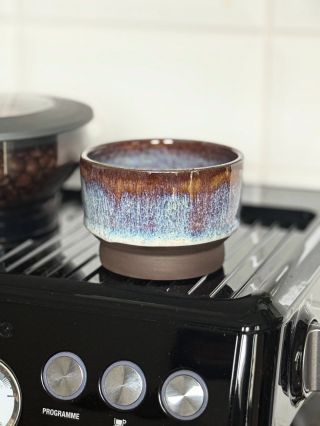 Kalíšek z černý hlíny.🌞 Tento jsem si musela ulovit pro sebe a teď si pyšně trůní na mým domácím kávovaru Sage.🤗