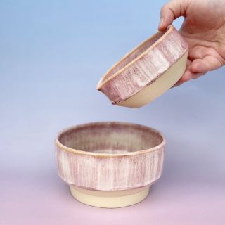 Konečně se mi podařilo najít správný směr názvů pro moje keramické kolekce. 🌸 Tato glazura mi připomíná právě Růženín, což...