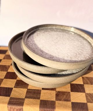 Talíře mě teď hodně baví a mám z nich hroznou radost 🍽️ V dílně mám ještě hromadu nenaglazovaných kousků, ale makám na...